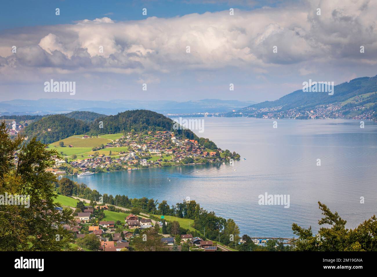 Veduta aerea delle Alpi Svizzere e del Lago di Thun con traghetto al tramonto, Interlaken Foto Stock