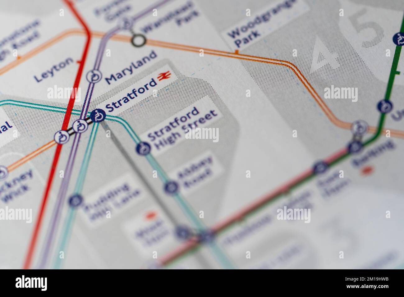 Macro closeup con una profondità di campo poco profonda di una mappa della metropolitana di Londra che mostra le zone e la stazione della metropolitana e dei treni di Stratford Foto Stock