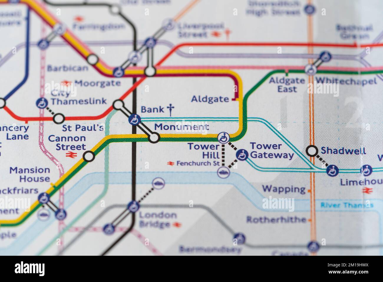 Macro closeup con una profondità di campo bassa di una mappa della metropolitana di Londra che mostra le zone e le stazioni della metropolitana di St Paul's, Monument e Tower Hill Foto Stock