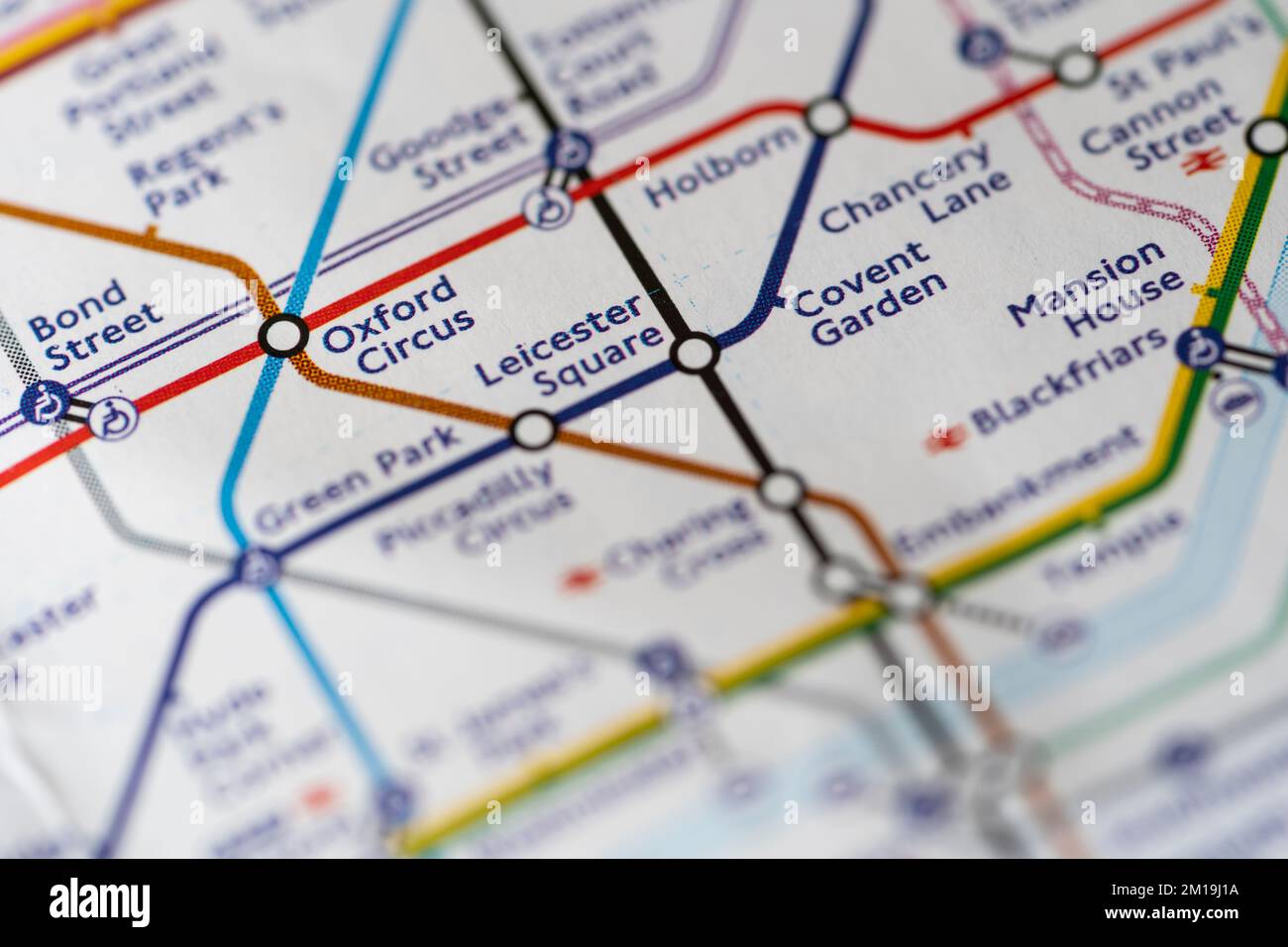 Macro closeup con una profondità di campo bassa di una mappa della metropolitana di Londra che mostra le zone e la stazione della metropolitana di Oxford Circus Foto Stock