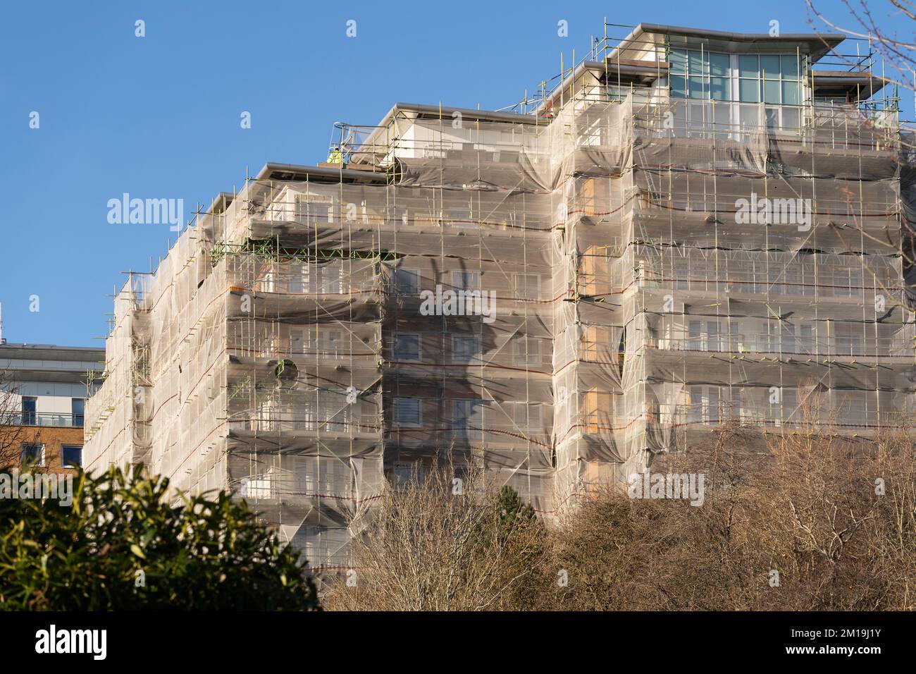 Appartamenti di alto livello su Winterthur Way, Basingstoke, dicembre 2022. Stanlil contoterzisti che rimuovono i pannelli di rivestimento e la piallatura dei balconi a causa della sicurezza antincendio. REGNO UNITO Foto Stock
