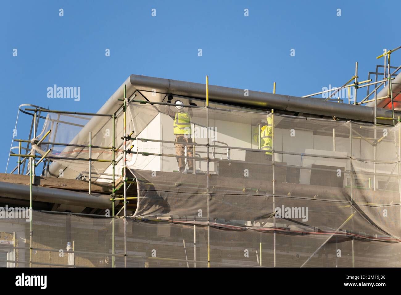 Appartamenti di alto livello su Winterthur Way, Basingstoke, dicembre 2022. Stanlil contoterzisti che rimuovono i pannelli di rivestimento e la piallatura dei balconi a causa della sicurezza antincendio. REGNO UNITO Foto Stock