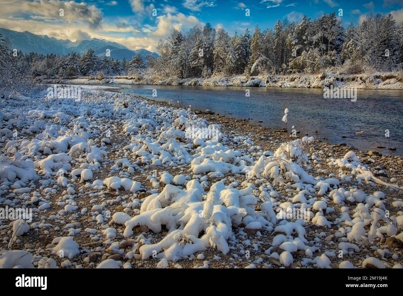 DE - BAVIERA: Inverno lungo il fiume Isar a Lenggries, Oberbayern Foto Stock