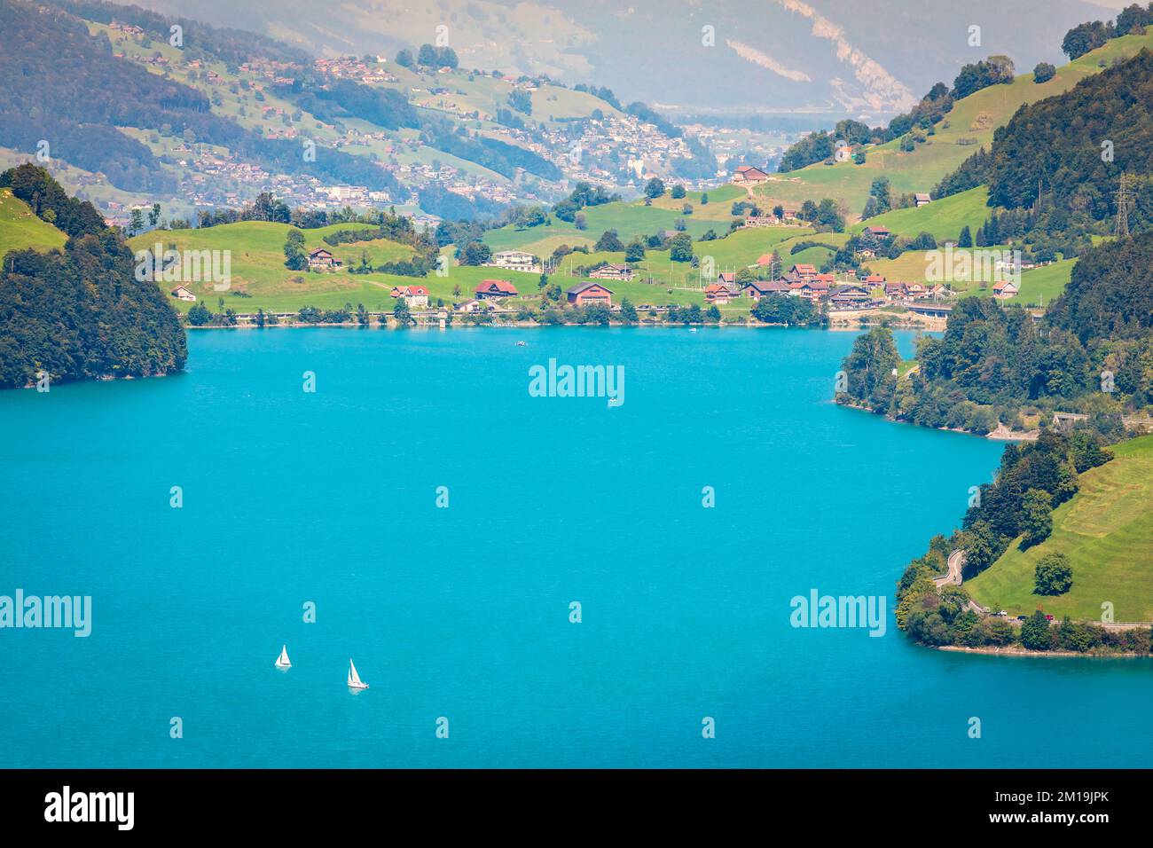 Lungernsee turchese e villaggio lungern nelle Alpi svizzere, Svizzera Foto Stock