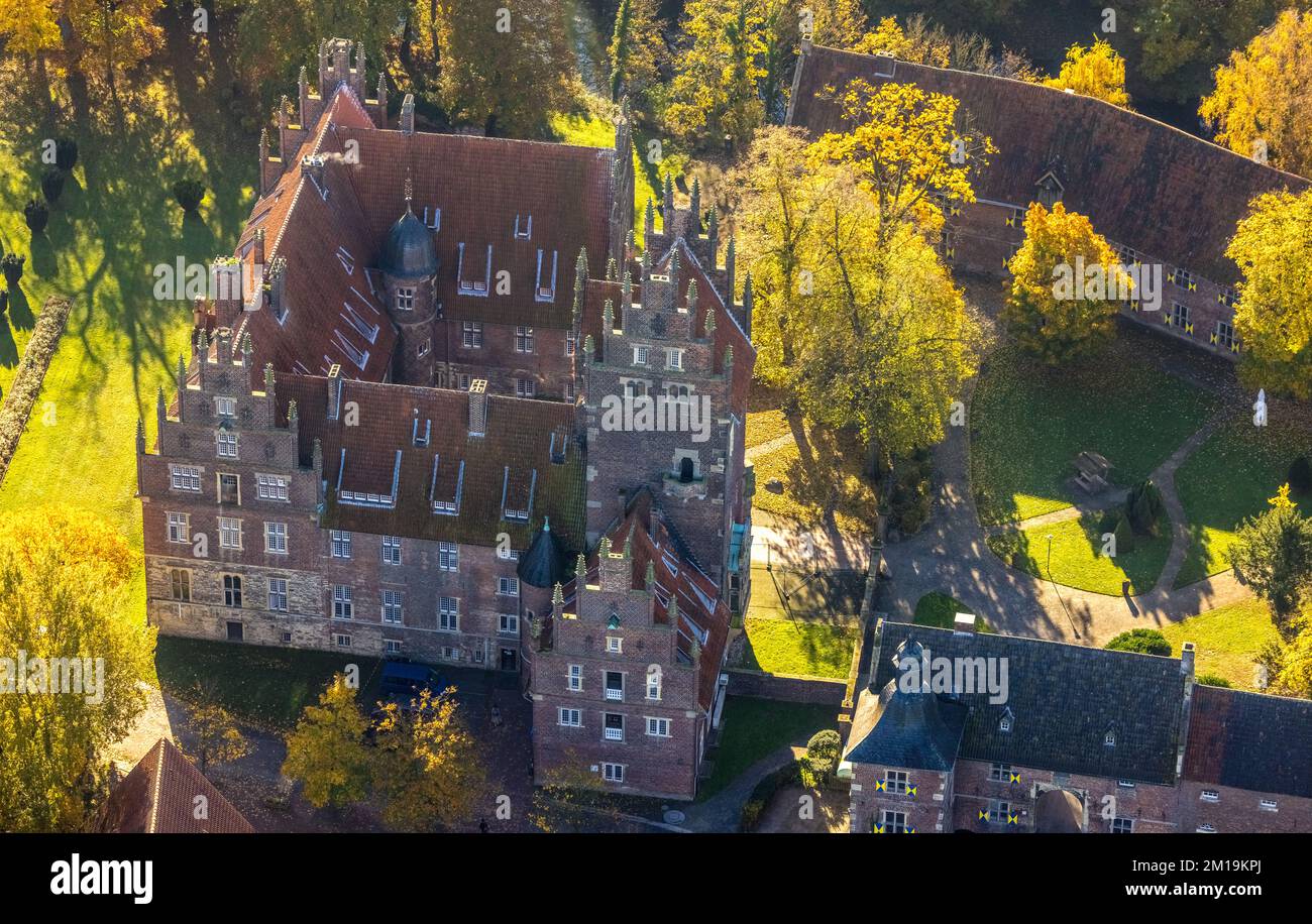 Vista aerea, castello di Heessen con scuola privata e scuola superiore nella foresta autunnale nel distretto di Heessen, Hamm, Ruhr, Renania settentrionale-Vestfalia, Foto Stock