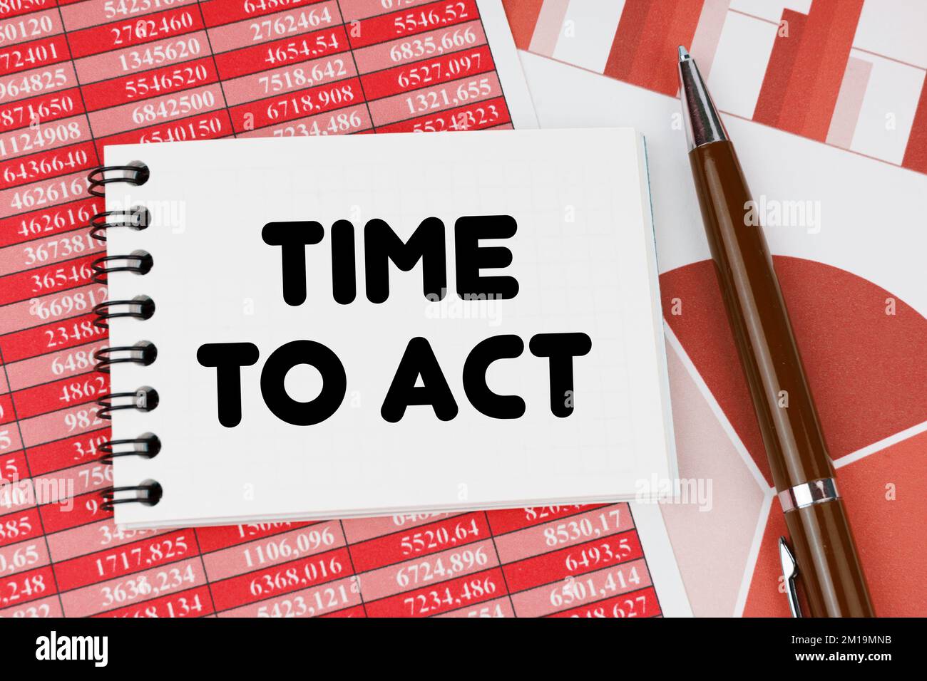 Concetto di business e finanza. Sui documenti finanziari e sulle carte c'è un quaderno con l'iscrizione - Time To Act Foto Stock