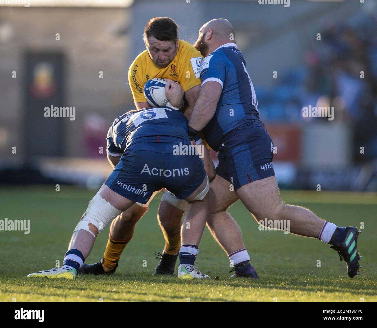 Salford, Regno Unito. 11th dicembre 2022; AJ Bell Stadium, Salford, Lancashire, Inghilterra; Heineken Rugby Champions Cup, sale Sharks versus Ulster Rugby; Alan o'Connor di Ulster Rugby è affrontato da Jean-Luc du Preez di sale Sharks Credit: Action Plus Sports Images/Alamy Live News Foto Stock