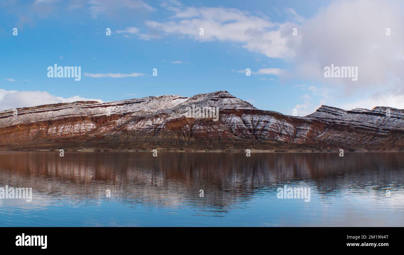 Le scogliere innevate di Vermillion si riflettono nel lago artificiale di Quail Creek, nello Utah meridionale Foto Stock