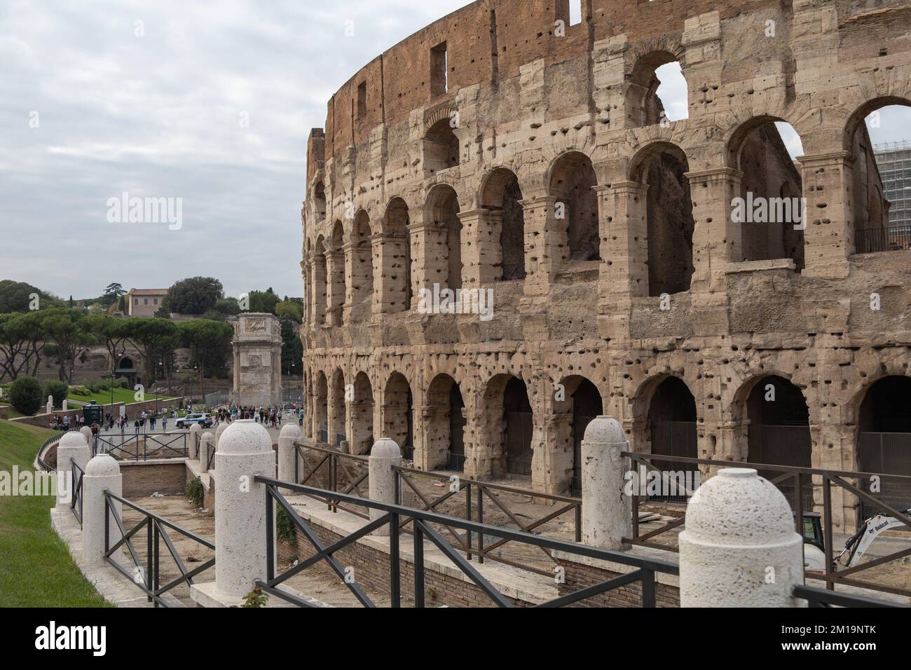 Il famoso anfiteatro romano, il Colosseo, fu costruito tra il C.E. 70 e il 72 e fu apprezzato dai romani durante l'apice dell'Impero Romano Foto Stock
