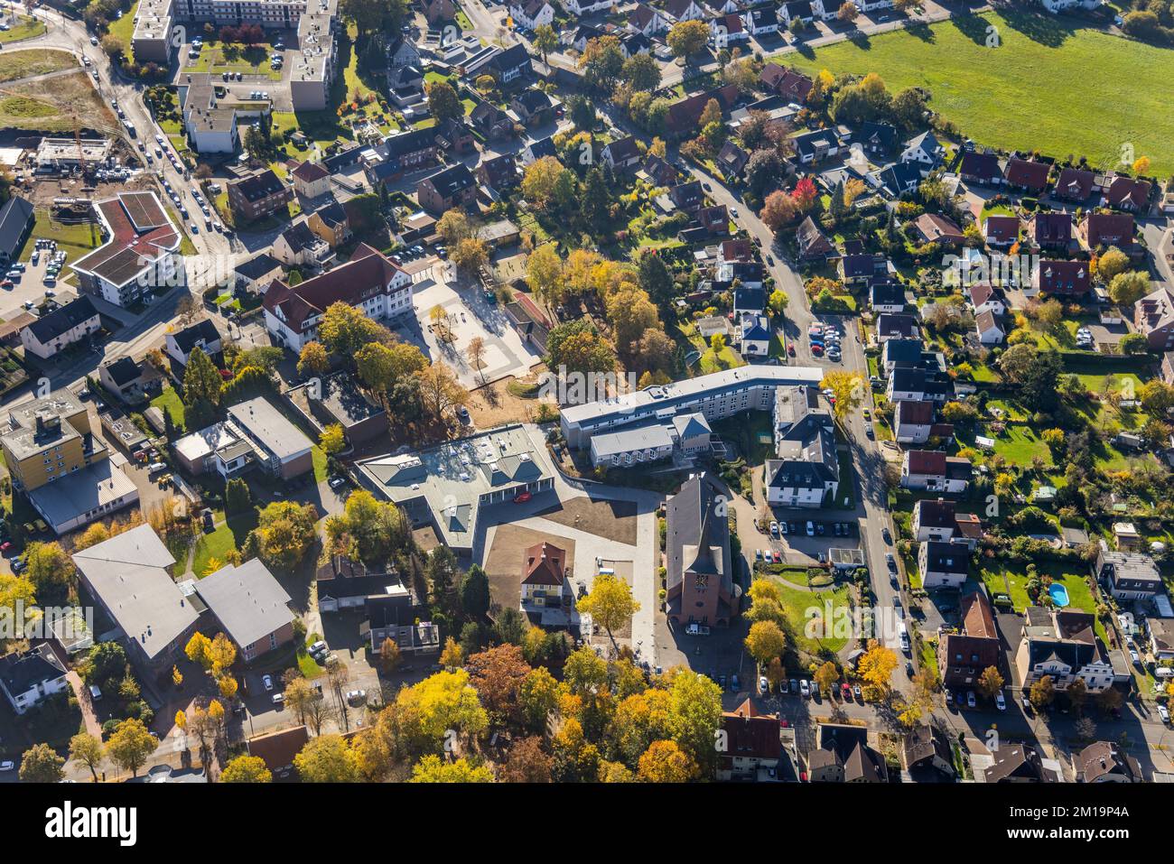 Vista aerea, Caritas casa di riposo St. Josef e nuovo edificio Haus der Begegnung e Heilig Kreuz chiesa e scuola di Lessing nel quartiere di Herri Foto Stock