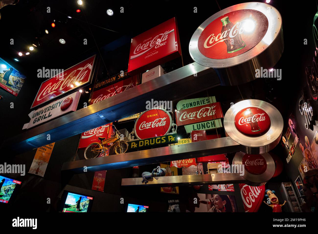 Una mostra di segnali di Coca Cola da tutto il mondo al World of Coca Cola Foto Stock