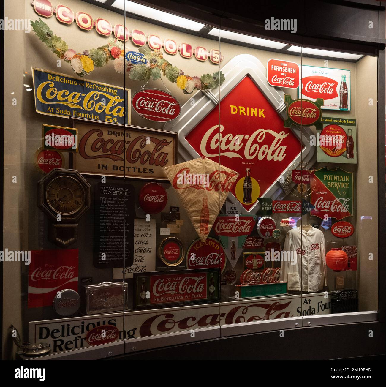 Una mostra di segnali di Coca Cola da tutto il mondo al World of Coca Cola Foto Stock