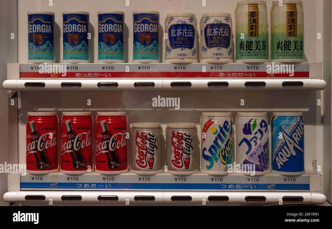 Un'esposizione dei prodotti di Coca Cola in vendita in Giappone per includere Aquarius, Sprite, Coca Cola, Coca Cola Light e Royal Milk Tea Foto Stock