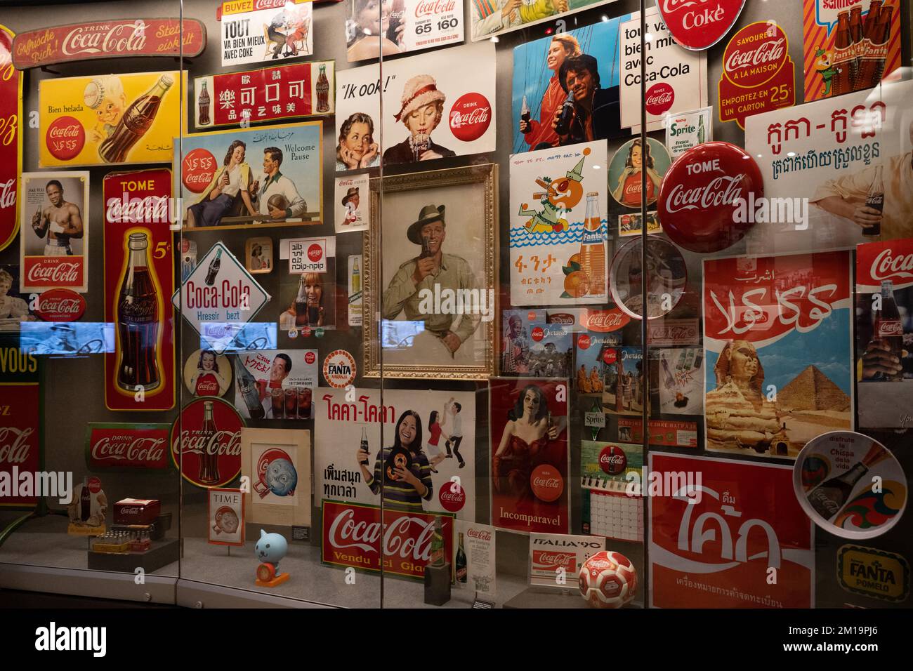 Una mostra di segnali di Coca Cola da tutto il mondo al World of Coca Cola Foto Stock