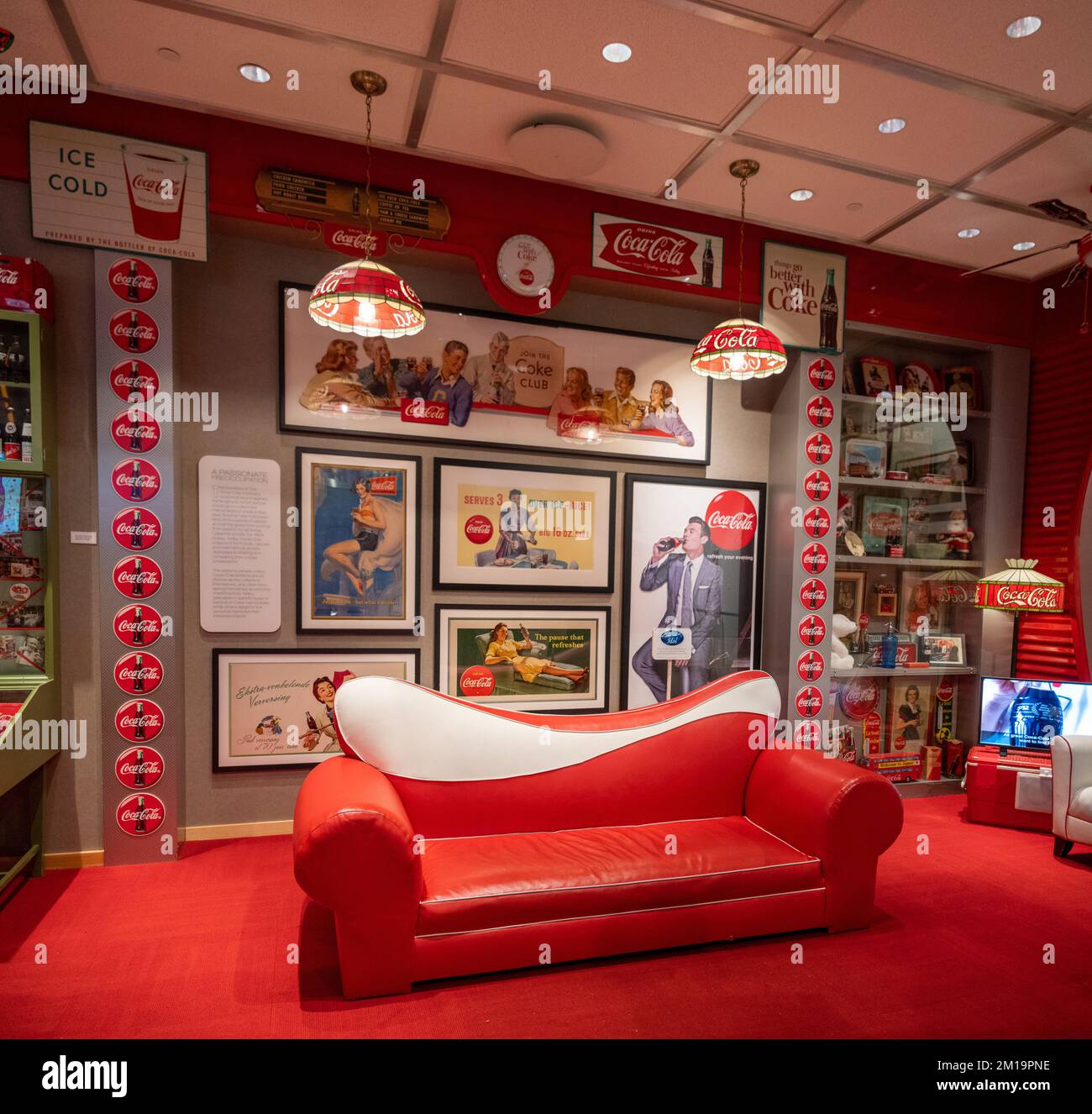 Un soggiorno con cimeli della Coca Cola dal Museo del mondo della Coca Cola Foto Stock