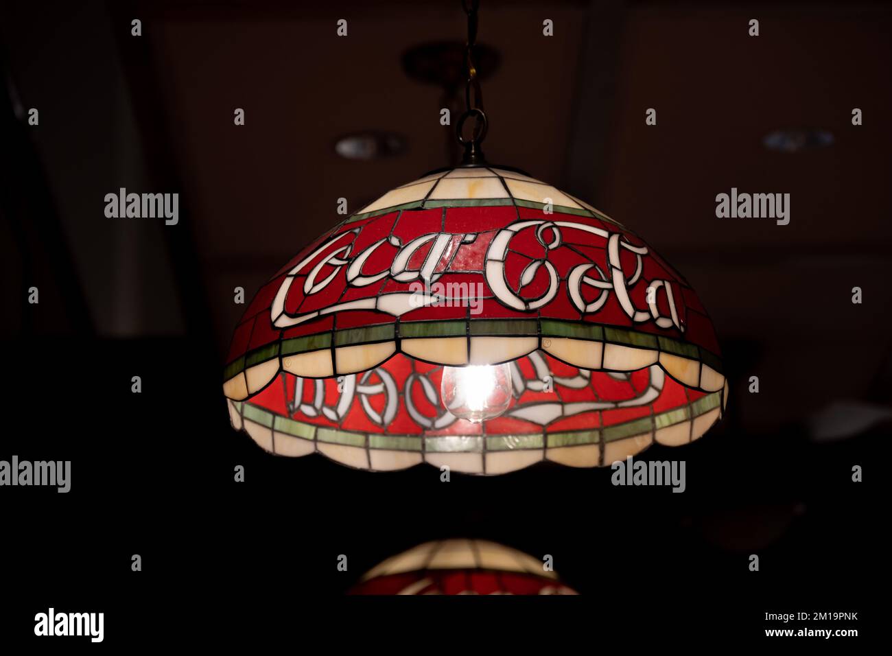 Un paralume in vetro Coca Cola Foto Stock