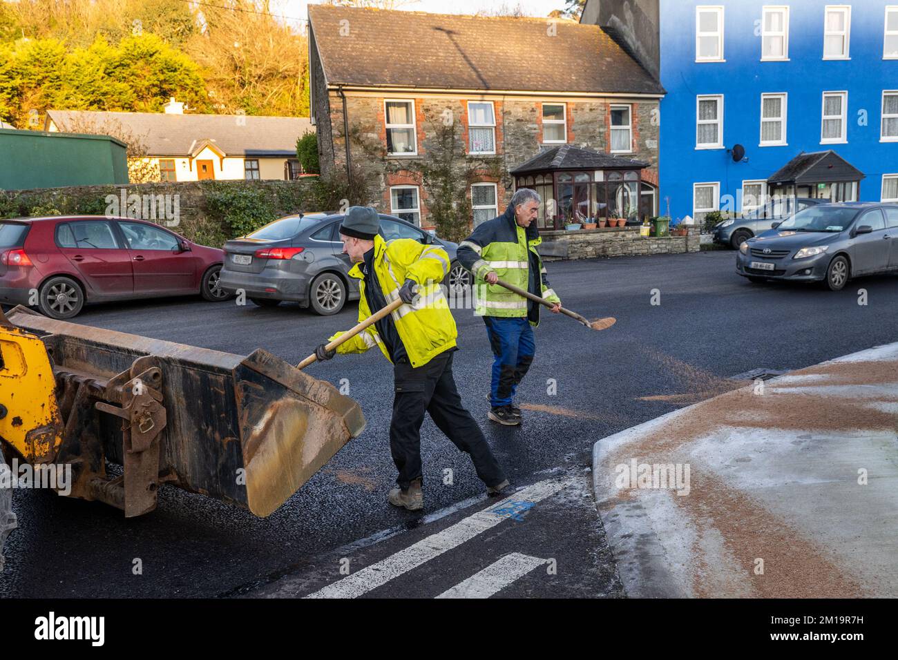 Bantry, West Cork, Irlanda. 11th Dec, 2022. Le temperature al di sotto dello zero persistono oggi in tutta l’Irlanda. Gli equipaggi del consiglio della contea di Cork stavano preparando sentieri per un'altra notte di congelamento . Credit: AG News/Alamy Live News Foto Stock