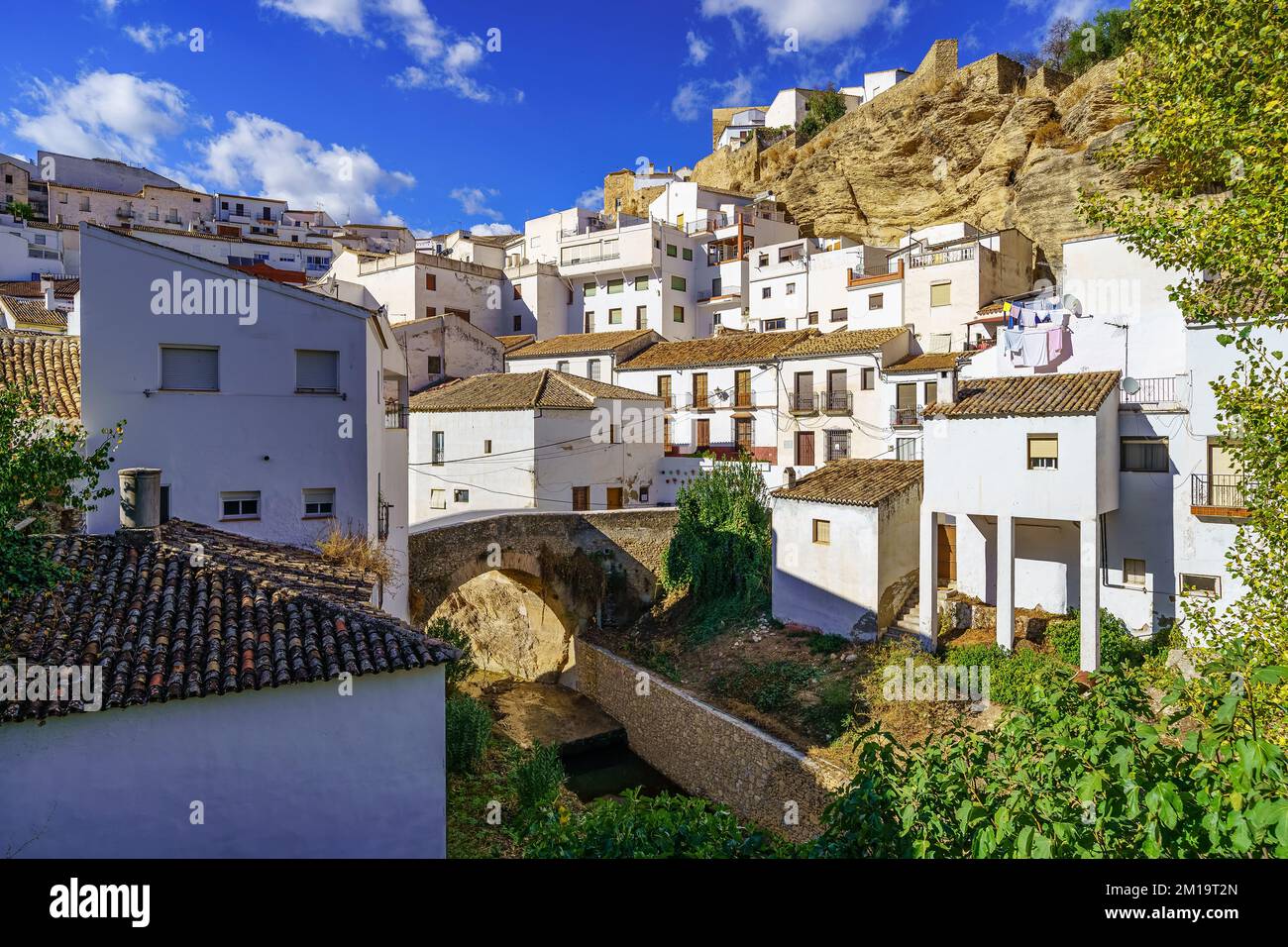 Case bianche costruite sulla montagna a Setenil de las Bodegas, Cadice. Foto Stock