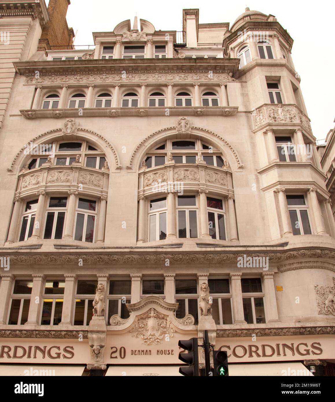 Cordings of Piccadilly, Country Clothing Shop, Mayfair, Londra, Regno Unito - famoso negozio di abbigliamento country con un edificio decorato sopra il negozio. Semafori. Foto Stock