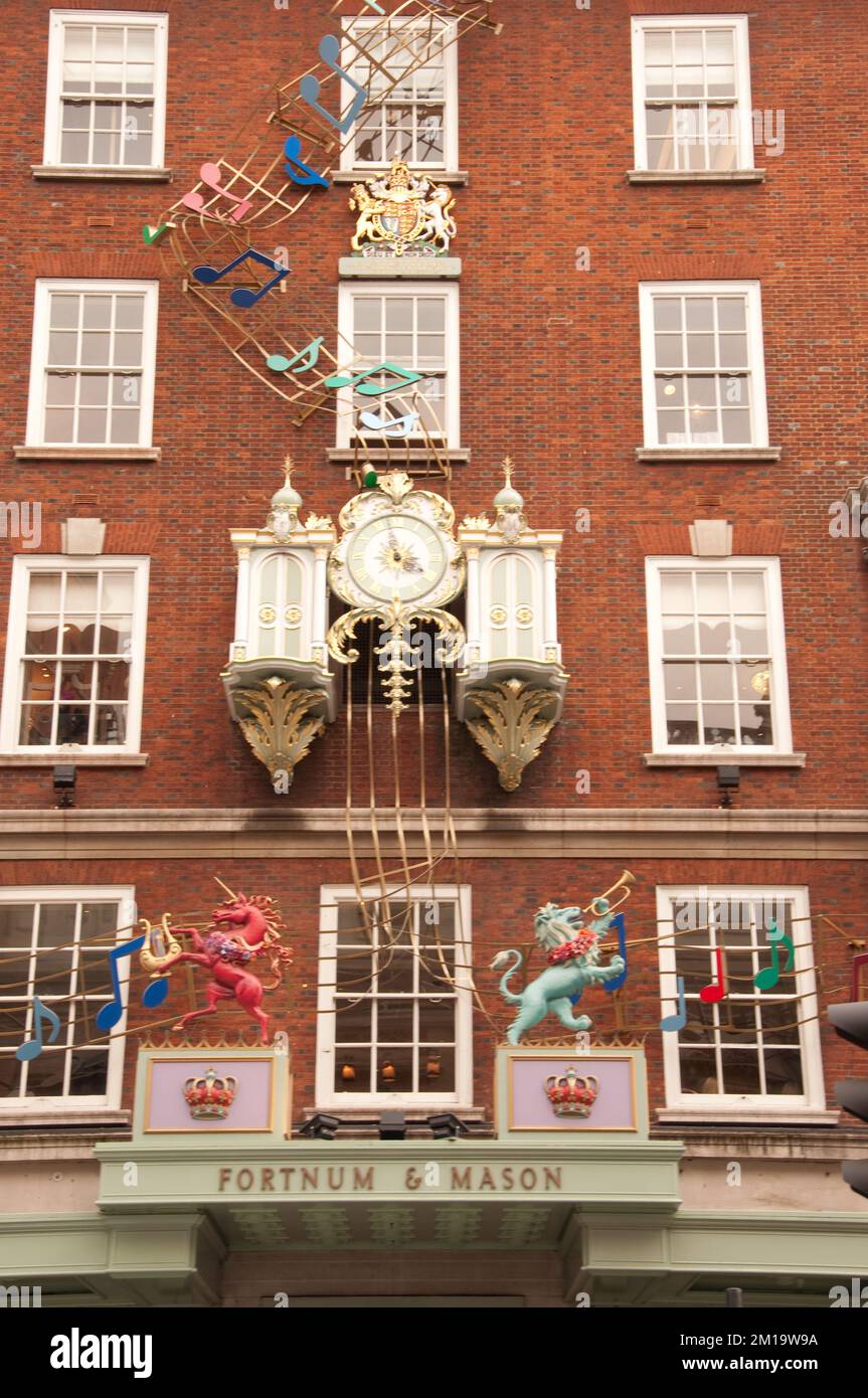 Fortnum e Masons, Piccadilly, Mayfair, Londra, Regno Unito. Uno dei più famosi grandi magazzini di Londra, questo negozio porta stemmi che lo indicano Foto Stock