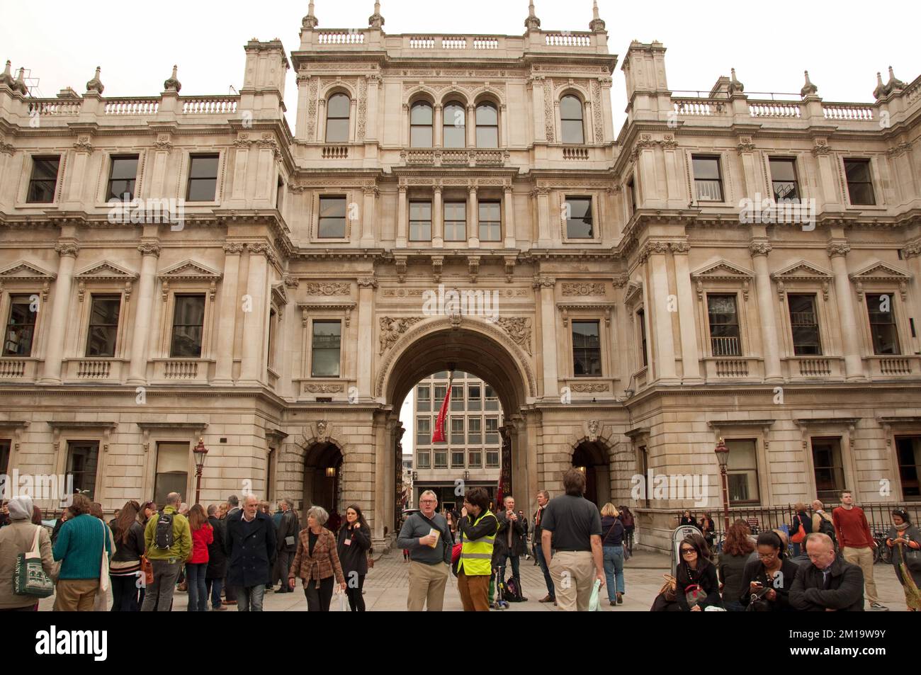 Royal Academy of Arts, Burlington House, Piccadilly, Mayfair, Londra, Regno Unito - folle in attesa di vedere una mostra d'arte. Foto Stock