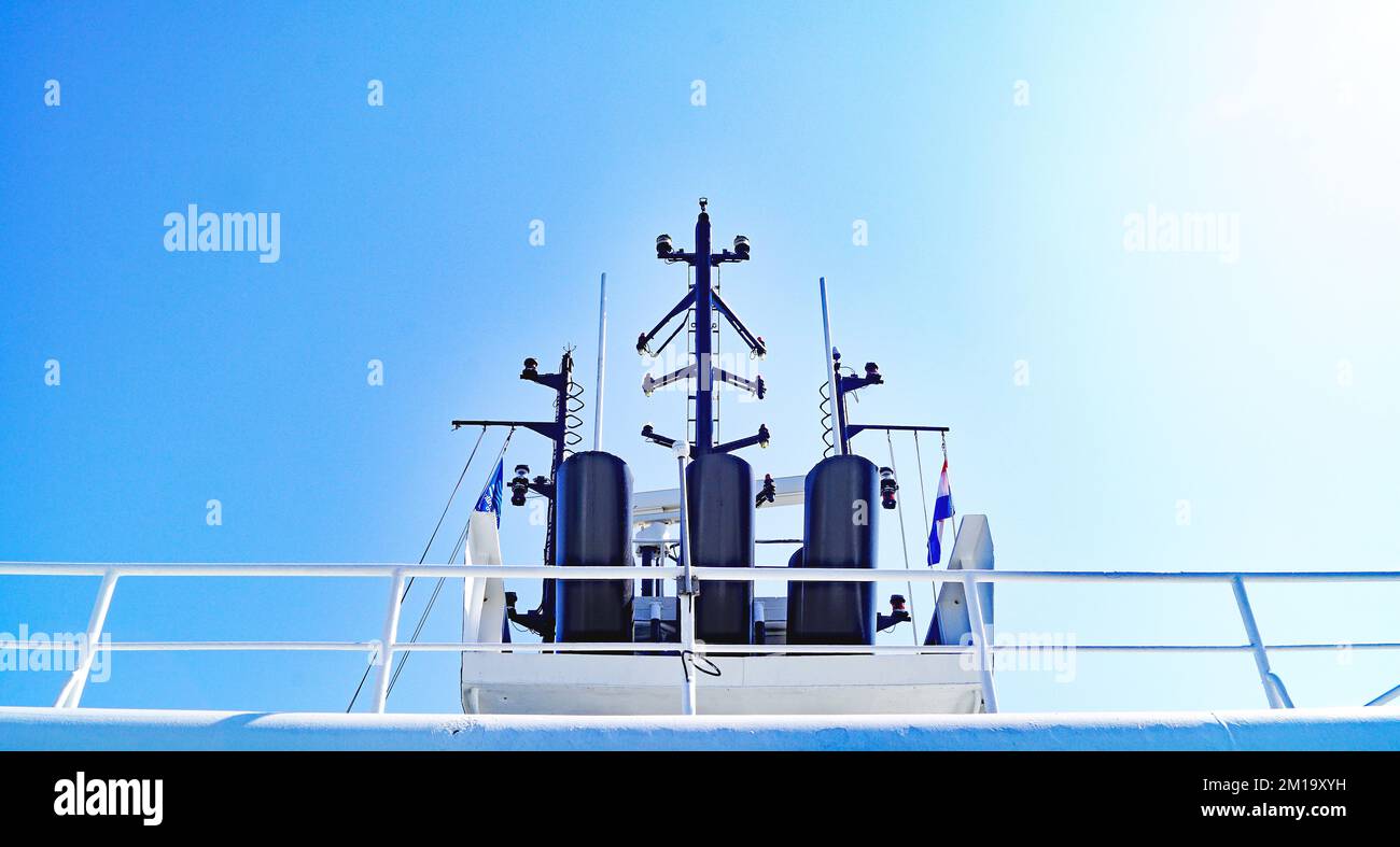 Ponte con antenne di comunicazione e camini di una nave da crociera Foto Stock