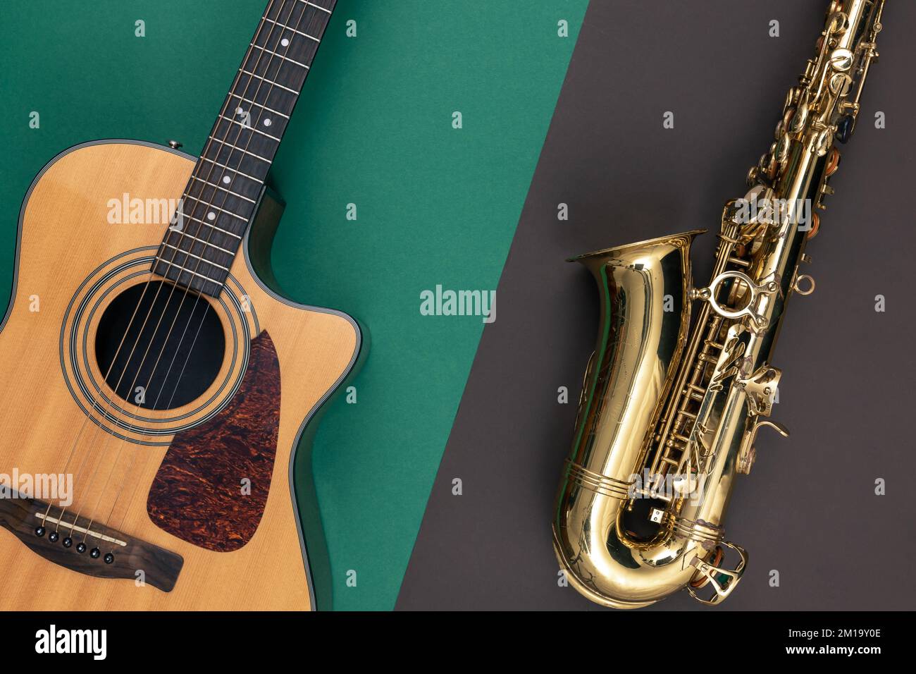 Chitarra e sassofono su sfondo cartaceo, vista dall'alto. Foto Stock