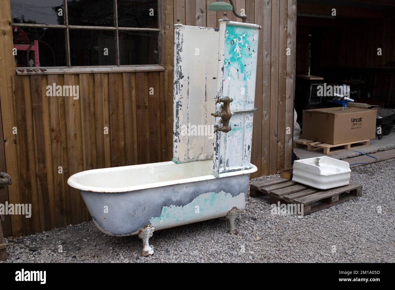 Doccia e bagno vintage presso un Salvage Yard a Newton a Cartmel, nel Distretto dei Laghi Inglese Foto Stock