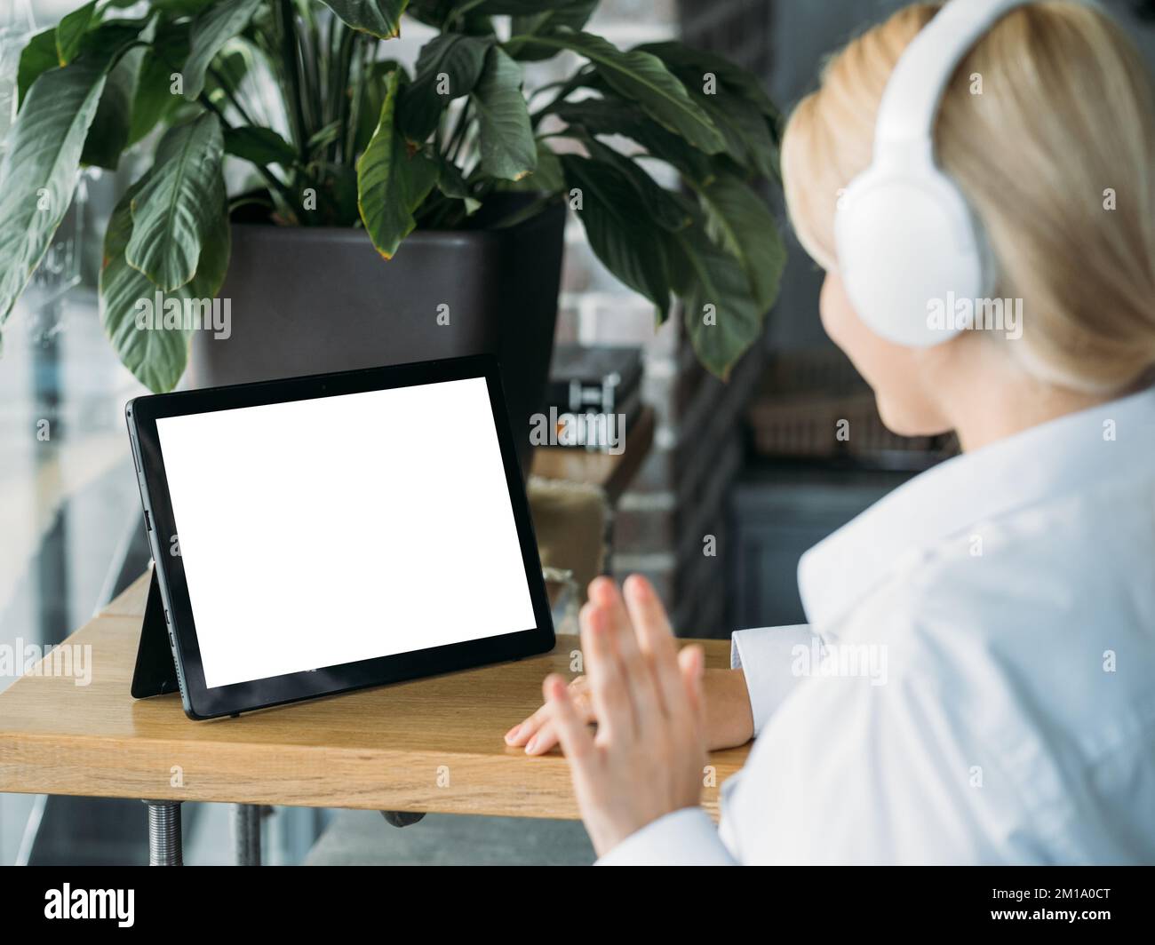 conferenza virtuale elegante mockup digitale donna Foto Stock