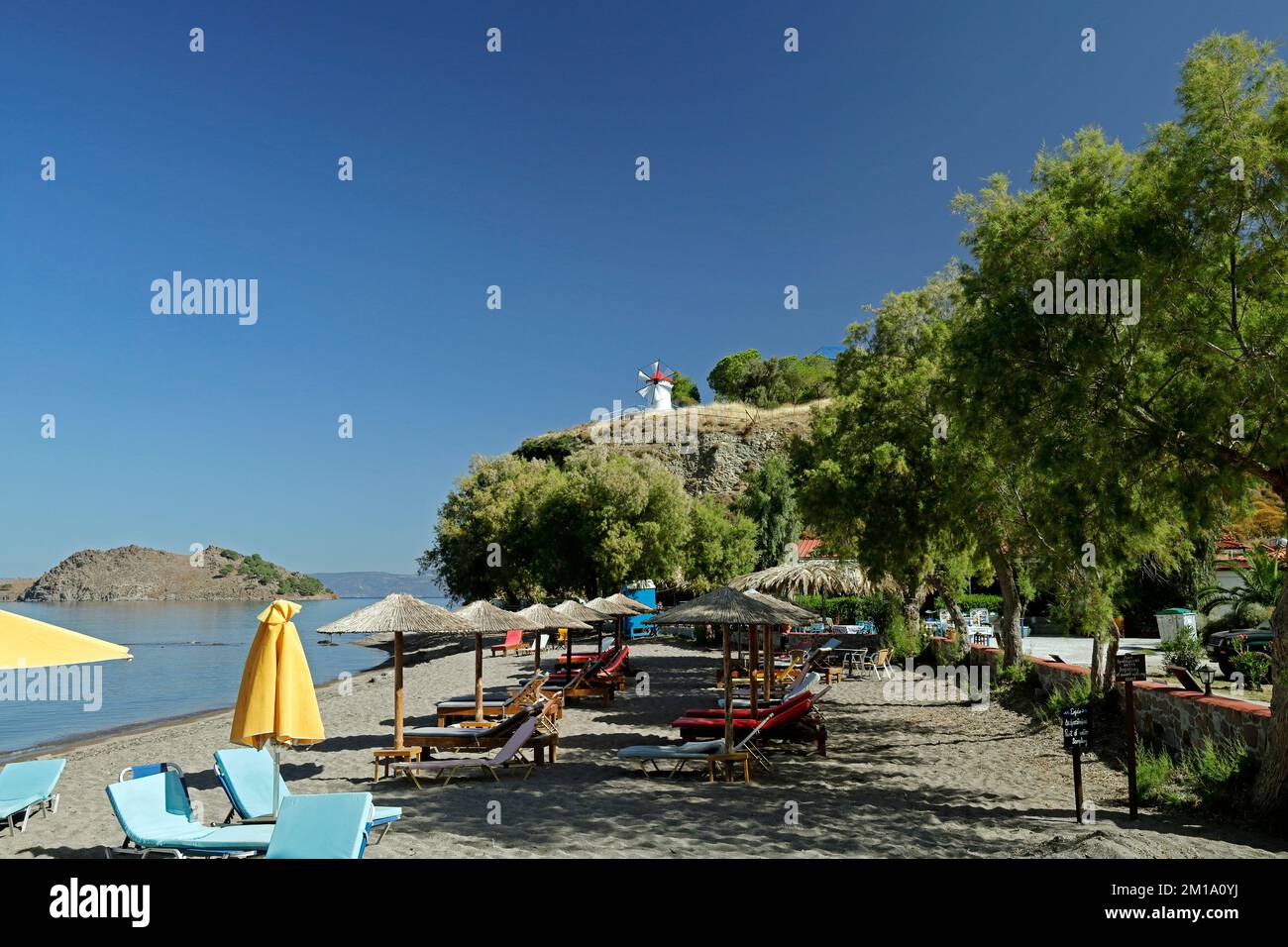 Anaxos spiaggia con mulino a vento sul promontorio. Settembre / Ottobre 2022. Foto Stock