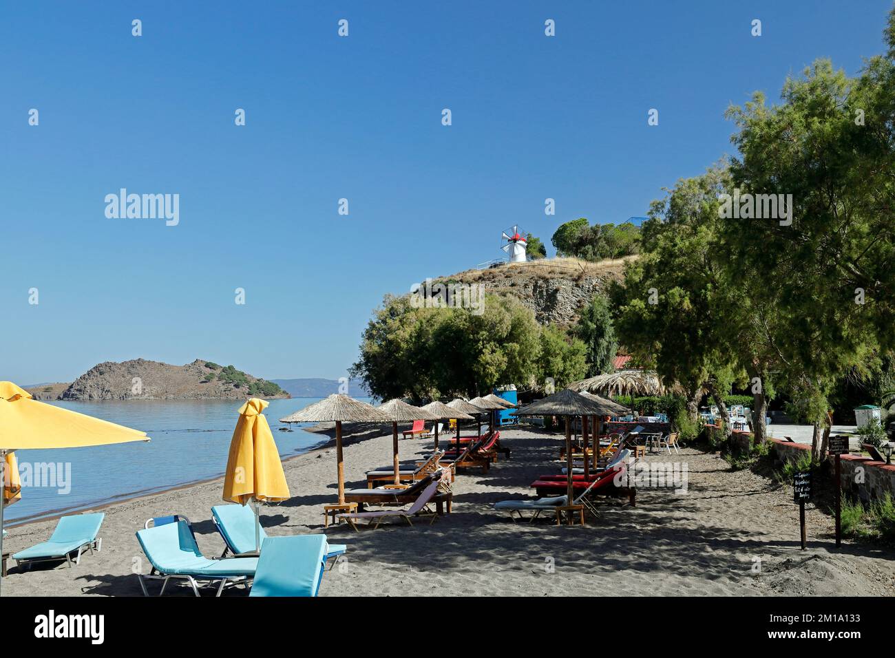 Anaxos spiaggia con mulino a vento sul promontorio. Settembre / Ottobre 2022. Foto Stock