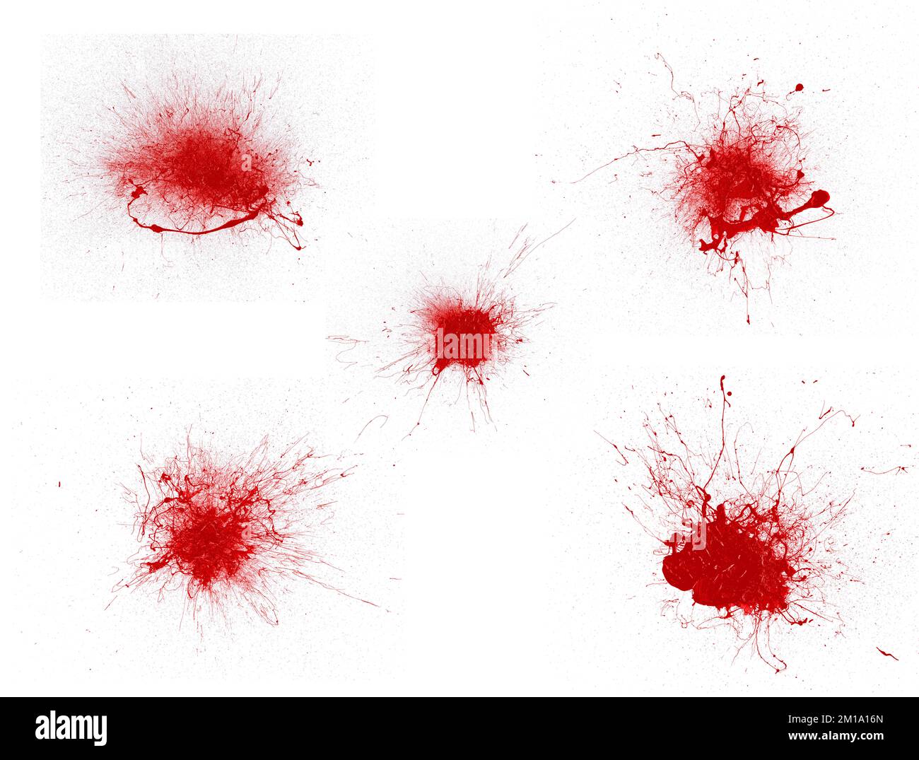 Sangue realistico isolato su sfondo bianco. Gocce di sangue e schizzi di una raccolta di 5 pezzi Foto Stock