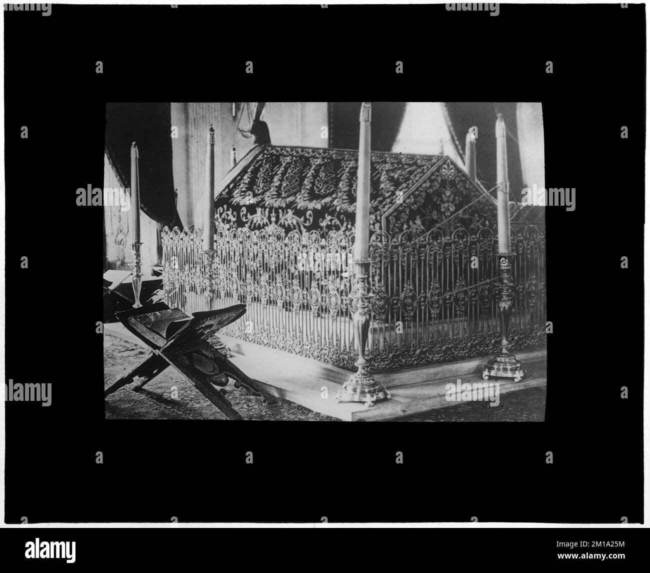 Turchia. Costantinopoli. Tomba del sultano Mahmoud , Tombe e monumenti sepolcrali, Sultano II Mahmut Türbesi Istanbul, Turchia, Mahmud II, Sultano dei Turchi, 1784-1839. Collezione Nicholas Catsimpoolas Foto Stock