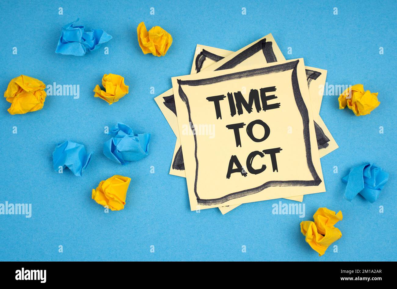 Concetto aziendale. Su uno sfondo blu, ci sono pezzi di carta e un adesivo con l'iscrizione - TEMPO DI AGIRE Foto Stock