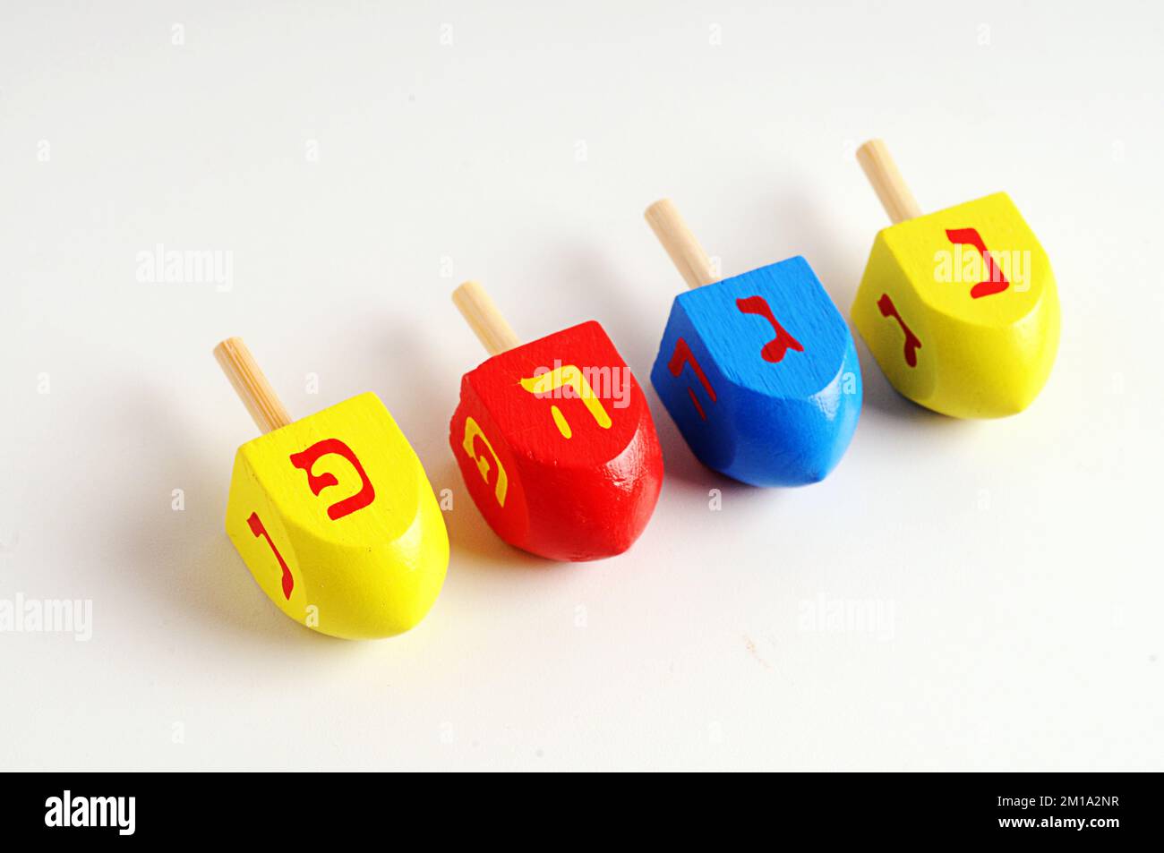 Hanukkah spinning top e candele - tradizionale festa ebraica Foto Stock