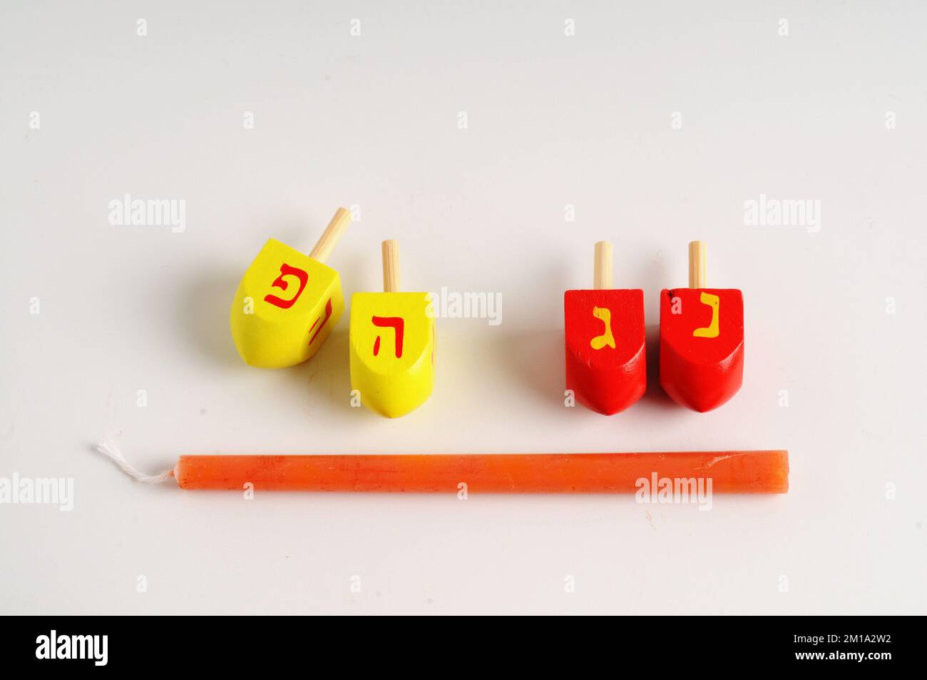 Hanukkah spinning top e candele - tradizionale festa ebraica Foto Stock