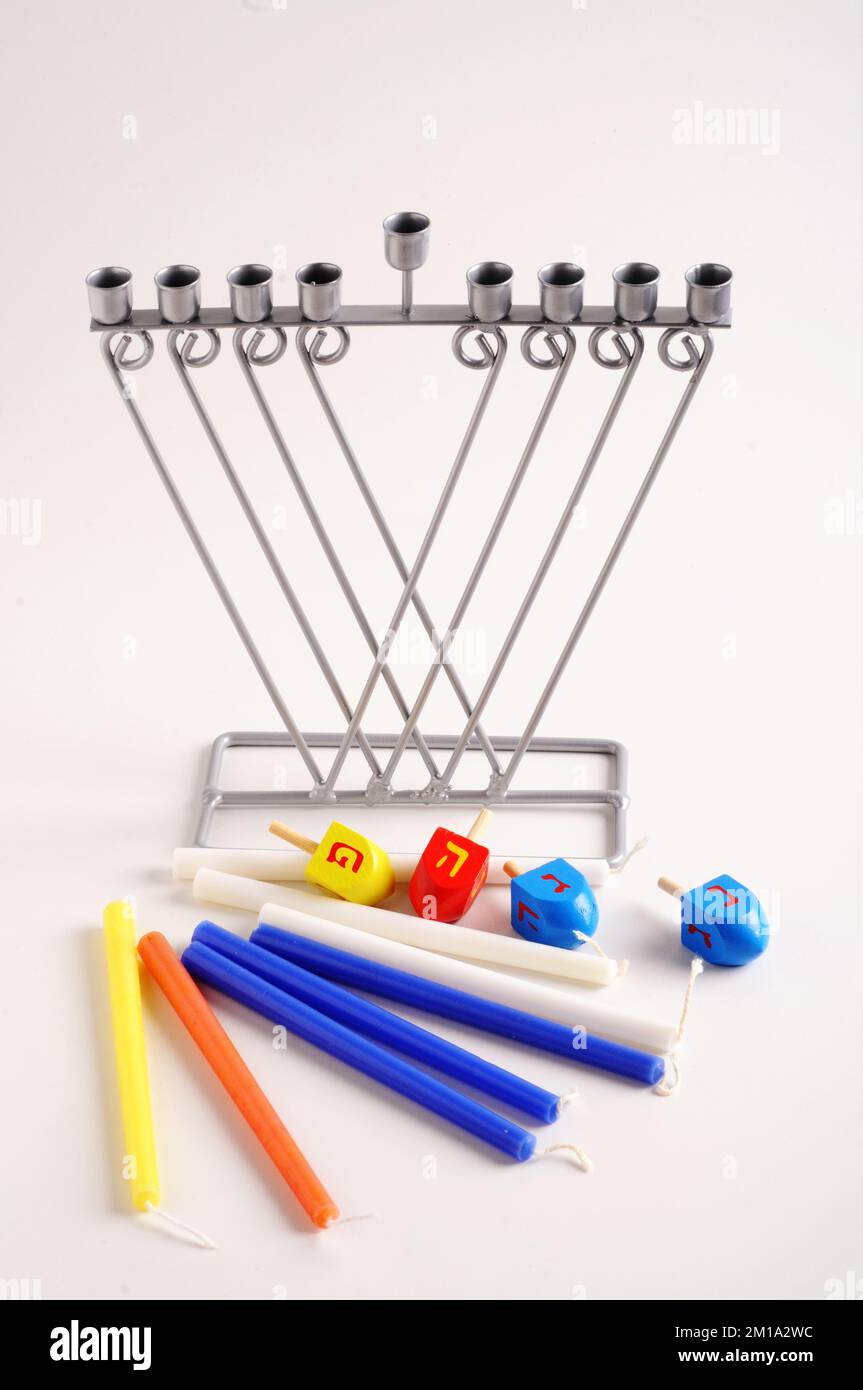 Hanukkah spinning top e candele - tradizionale festa ebraica Foto Stock
