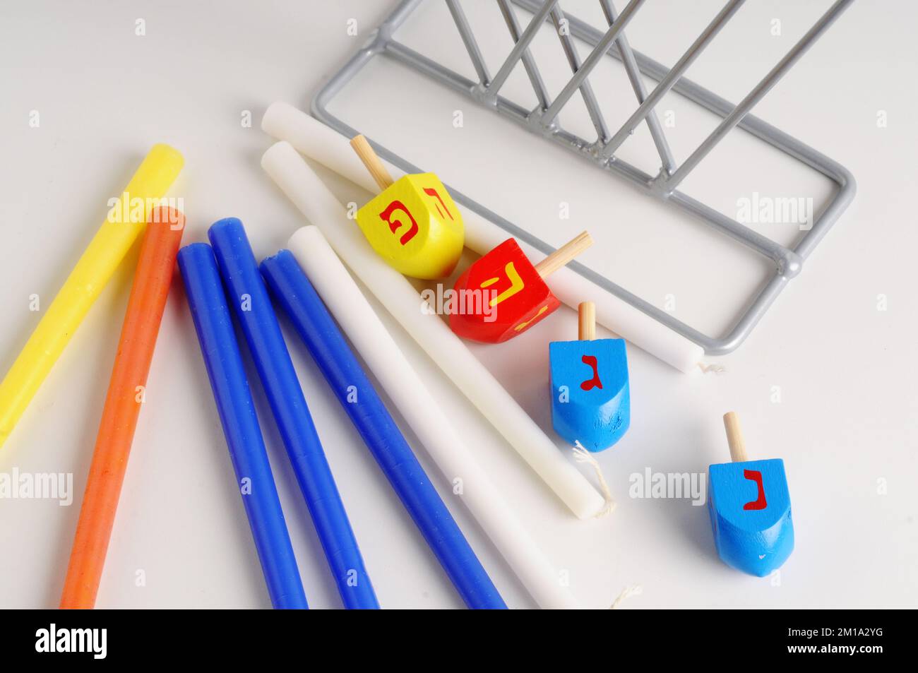 Hanukkah spinning top e candele - tradizionale festa ebraica Foto Stock