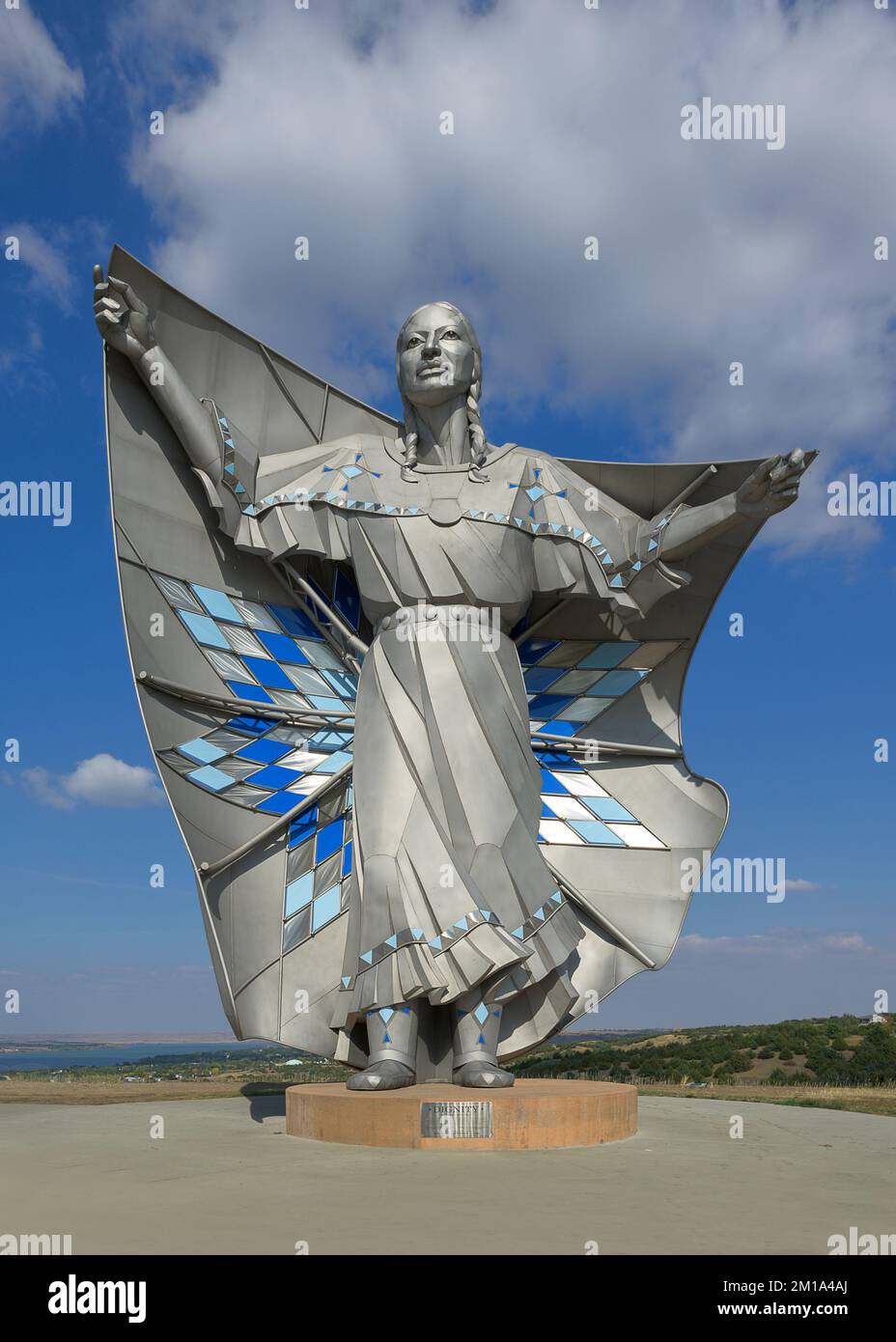 Statua della dignità su un promontorio che si affaccia sul fiume Missouri all'uscita dell'Interstate 90 vicino a Chamberlain, South Dakota Foto Stock