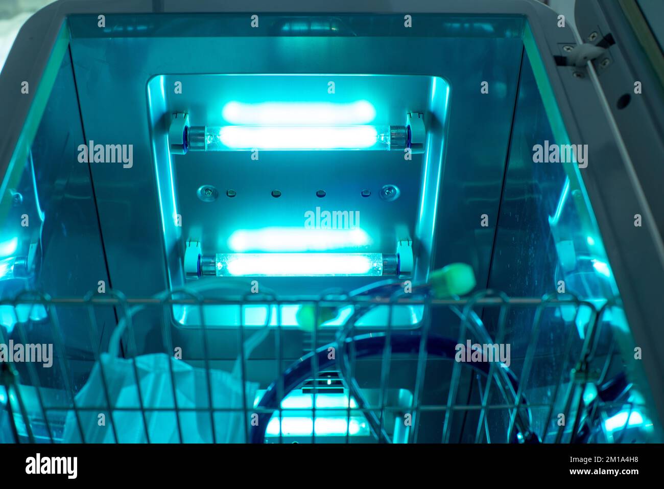 Chiudere la lampada di sterilizzazione con luce UV. Concetto di prevenzione COVID-19. Foto Stock