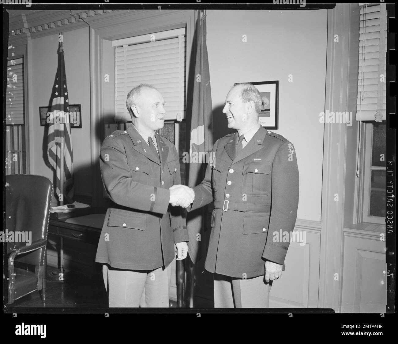 Due ufficiali, ufficiali militari, Messa Arsenale di Watertown. Record degli Stati Uniti Esercito operativo Foto Stock