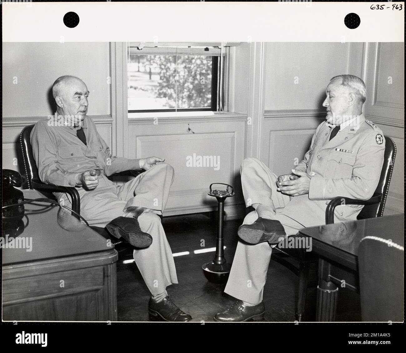 Due ufficiali seduti, ufficiali militari, Messa Arsenale di Watertown. Record degli Stati Uniti Esercito operativo Foto Stock