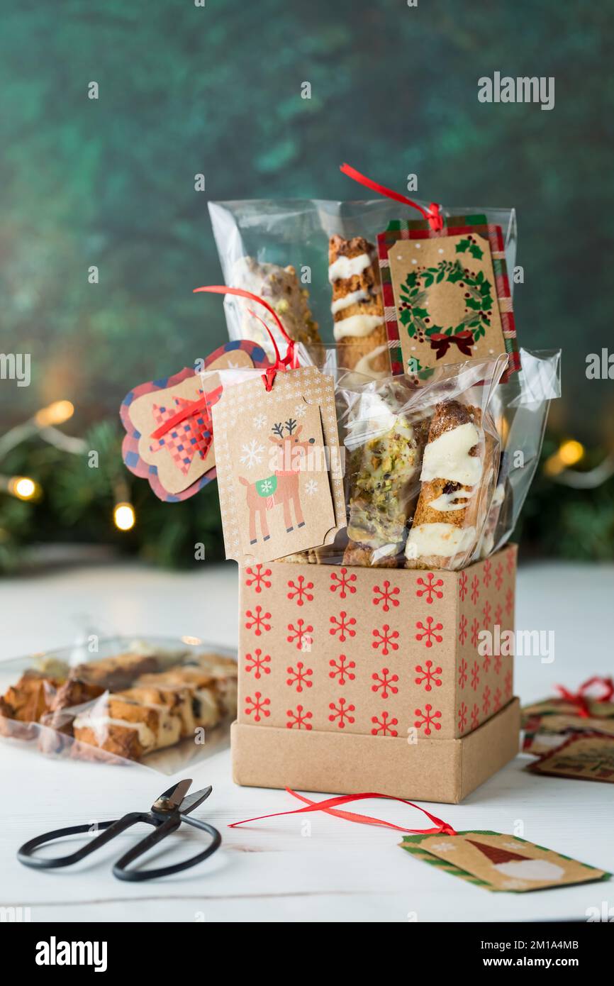 Preparare i biscotti fatti in casa trattare le borse come regali per dare durante le vacanze. Foto Stock