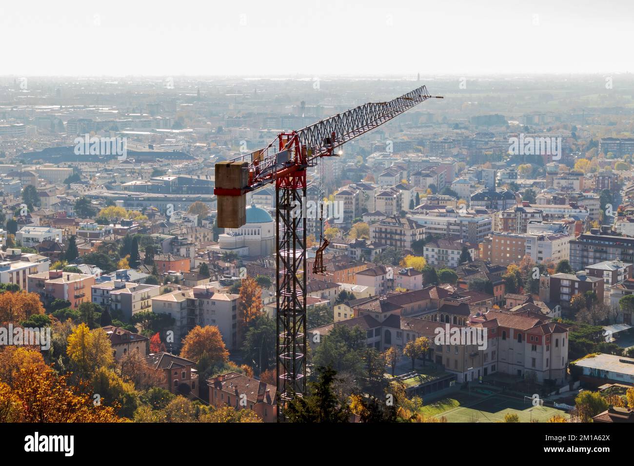 Una foto con una gru stradale e il centro di Bergamo Foto Stock