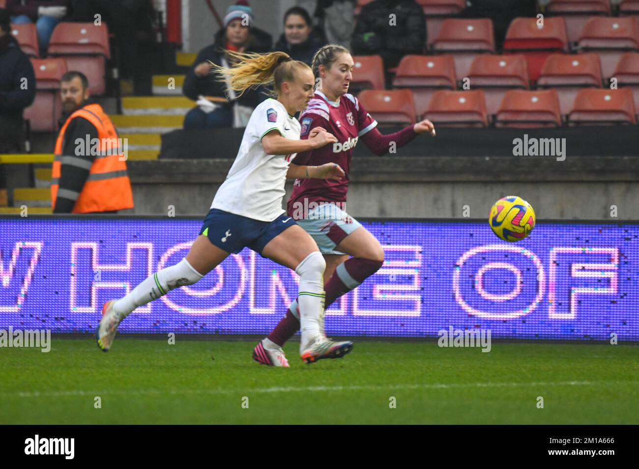 Leyton, Regno Unito. 11th Dec, 2022. Leyton, Inghilterra, 11th 2022 dicembre: Molly Bartrip (5 Tottenham Hotspur) e Claudia Walker (9 West Ham United) in azione durante il gioco di Barclays fa Womens Super League tra Tottenham Hotspur e West Ham United a Brisbane Road a Leyton, Inghilterra. (Dylan Clinton?SPP) Credit: SPP Sport Press Photo. /Alamy Live News Foto Stock