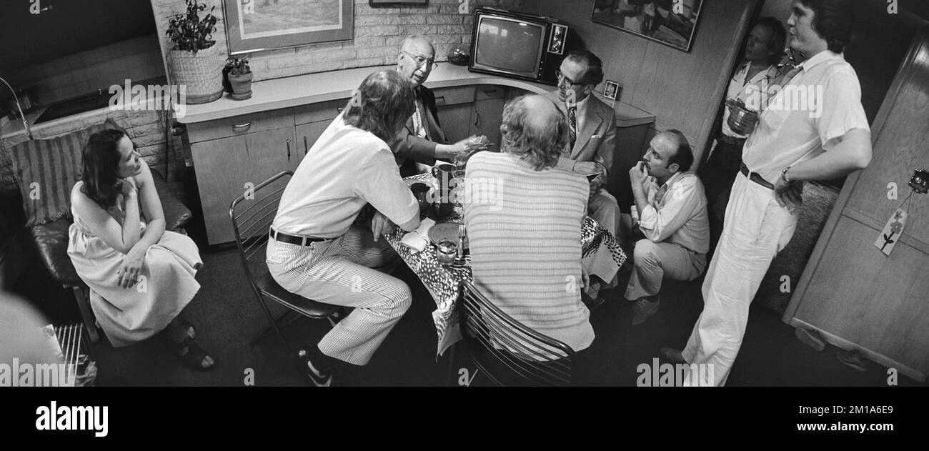 Fotografo André Kertész (centro) a una cena di 1978 ore e alla reception dell'artista a Fargo, North Dakota. André Kertész e il fotografo Charles Harbutt Foto Stock