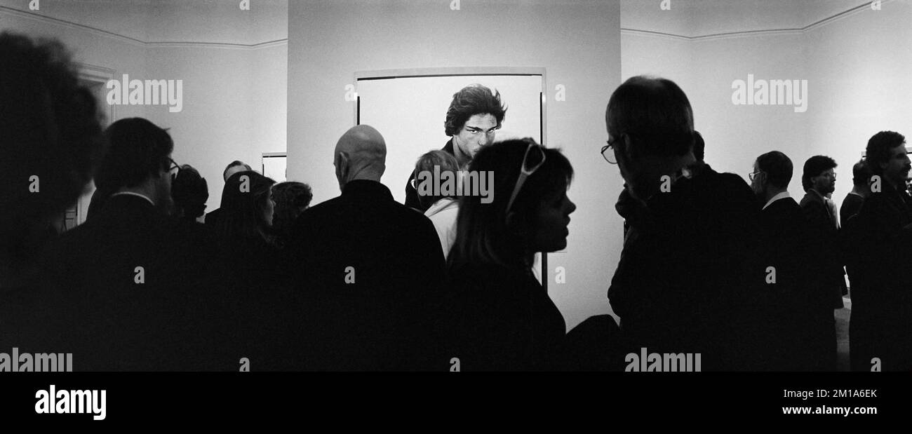 I patroni all'apertura della mostra fotografica Richard Avedon, nell'Ovest americano, al Museo di Arte moderna di San Francisco, 1986. Foto Stock