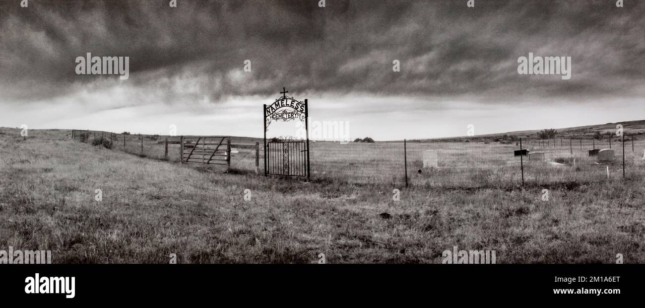 Cimitero con cartello metallico e cancello a Nameless, North Dakota nella contea di McKenzie - la città Nameless, ND è stato chiamato dopo il suo nome Nameless, Texas Foto Stock