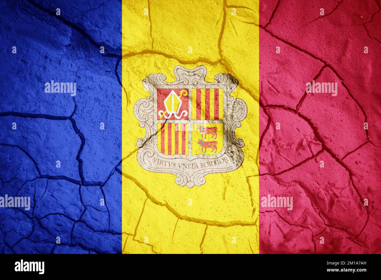 Bandiera di Andorra. Simbolo di Andorra. Bandiera sullo sfondo di terra secca spaccata. Bandiera andorrana con concetto di siccità Foto Stock