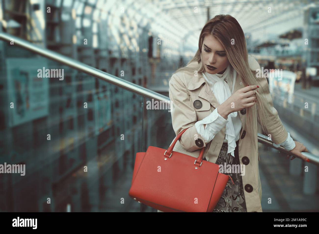 Donna che sente solitudine in città Foto Stock